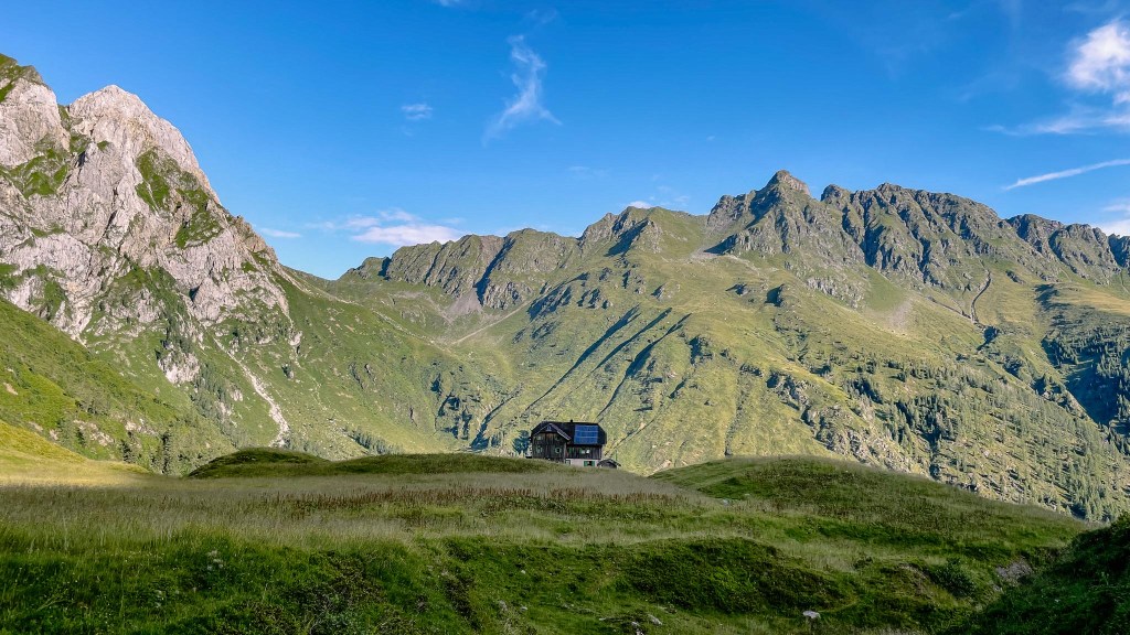 Blick auf Hochweißsteinhaus vor Bergkulisse 