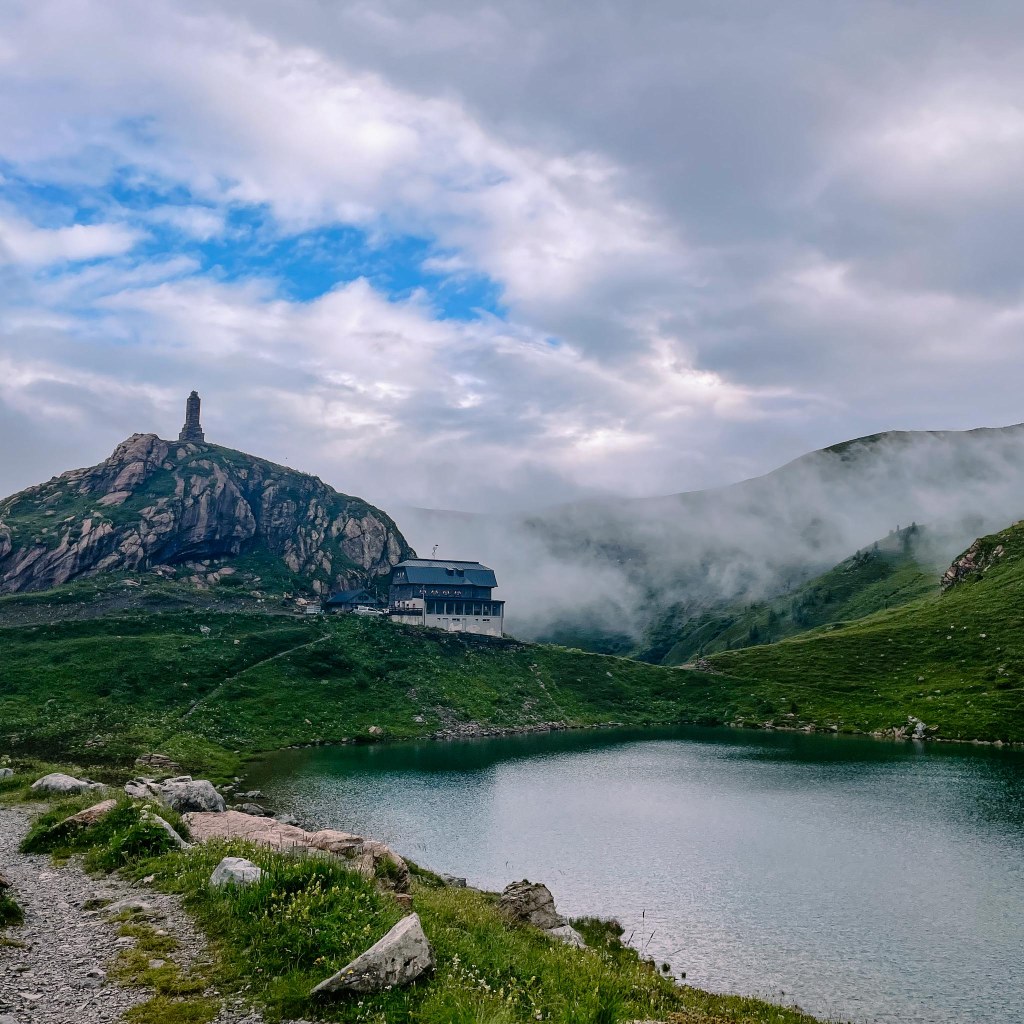 Wolayersee und Wolayerseehütte im Hintergrund 