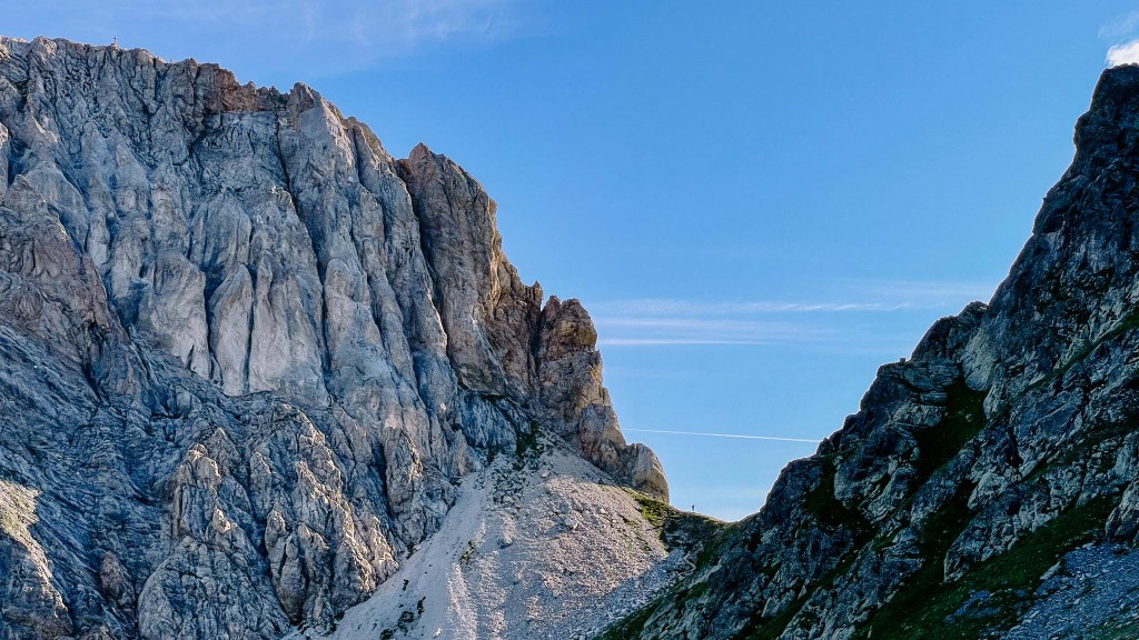 Berge und Bergscharte 