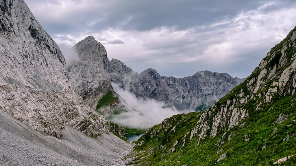 Blick zurück zum See und zu den umliegenden Felswänden 