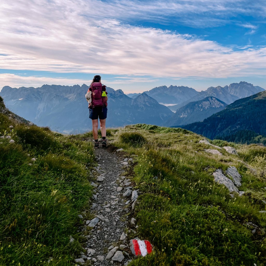 Person auf dem Pfad des Karnischen Höhenweges 