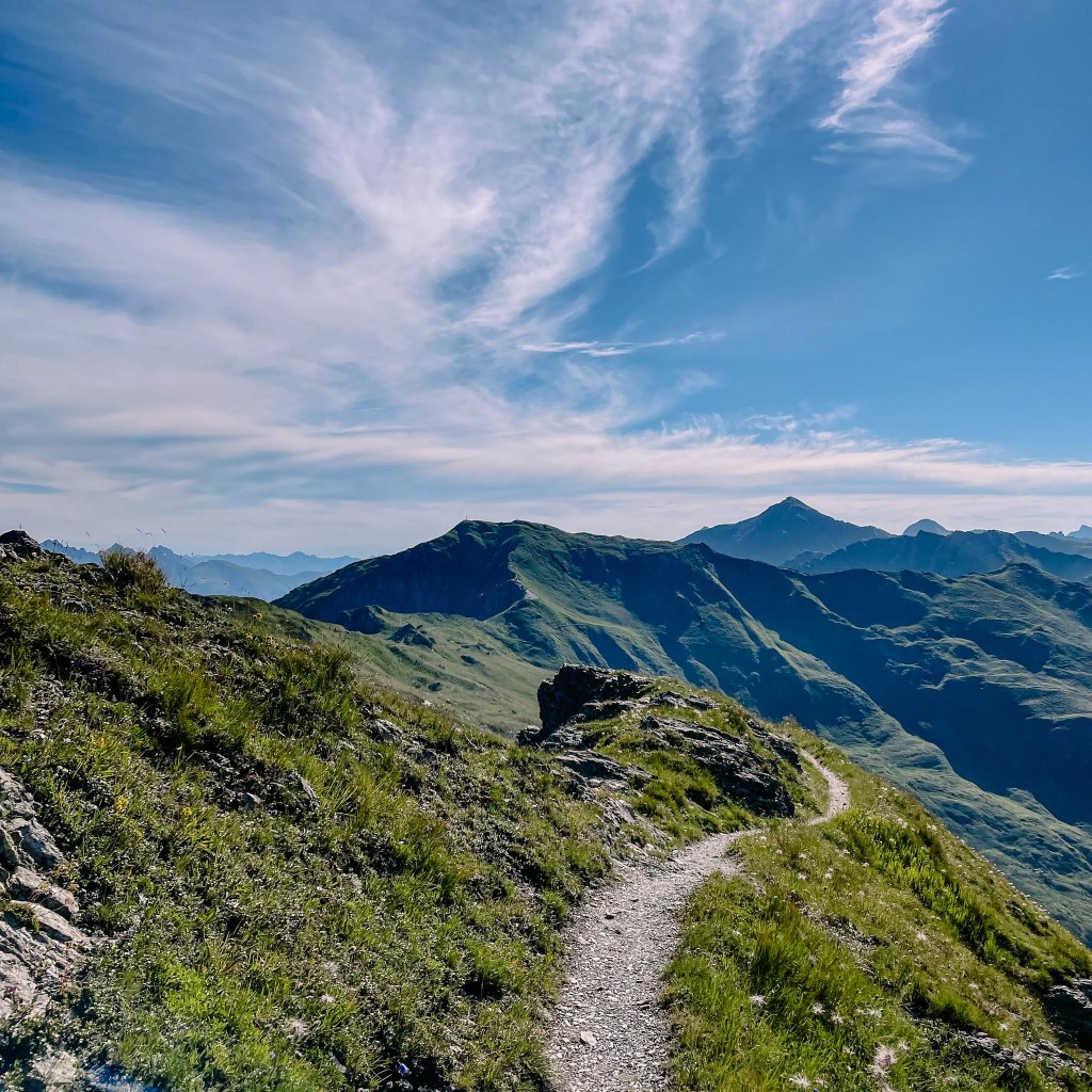 Karnischer Höhenweg und Bergpanorama 