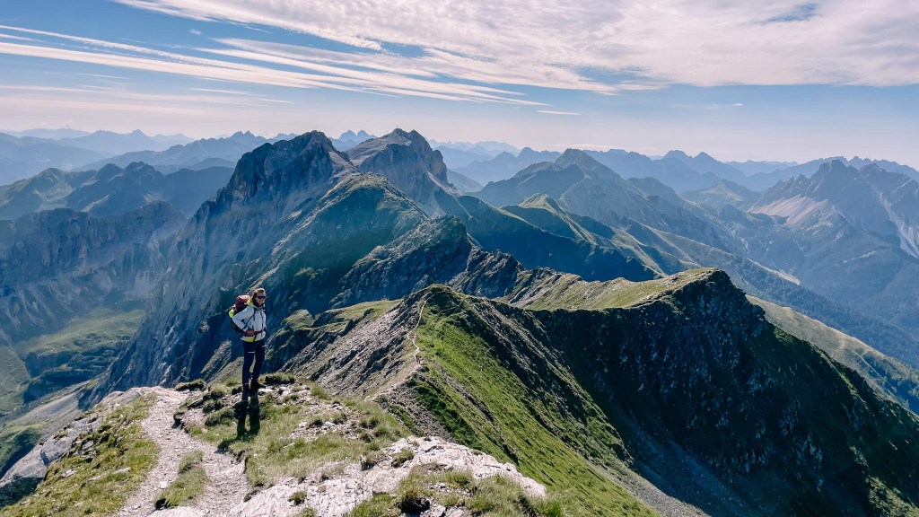 Person vor beeindruckender Kulisse