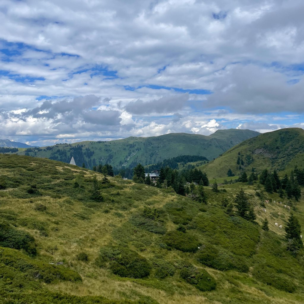 Auf dem Weg zur Zollnerseehütte, die sich im Hintergrund schon zeigt