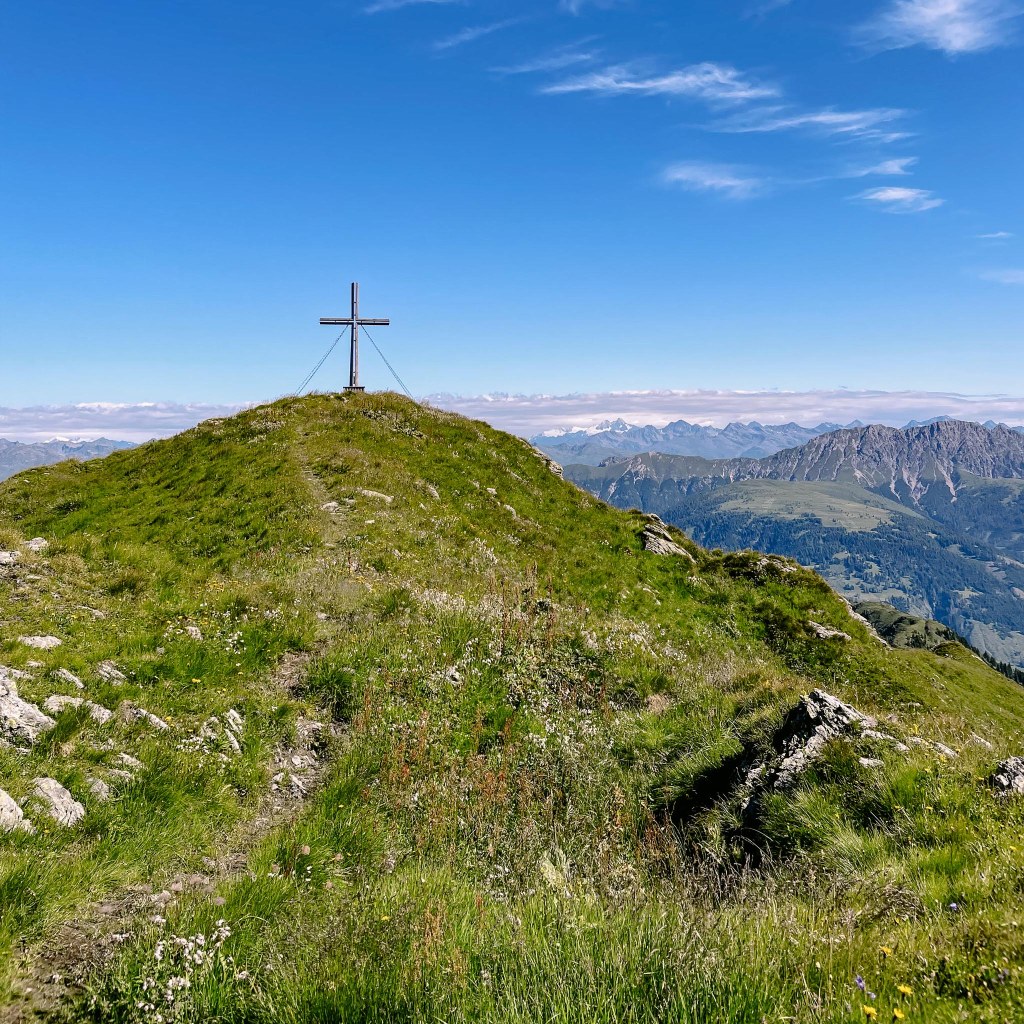 Gipfelkreuz der Reiterkarspitze aus der Ferne 