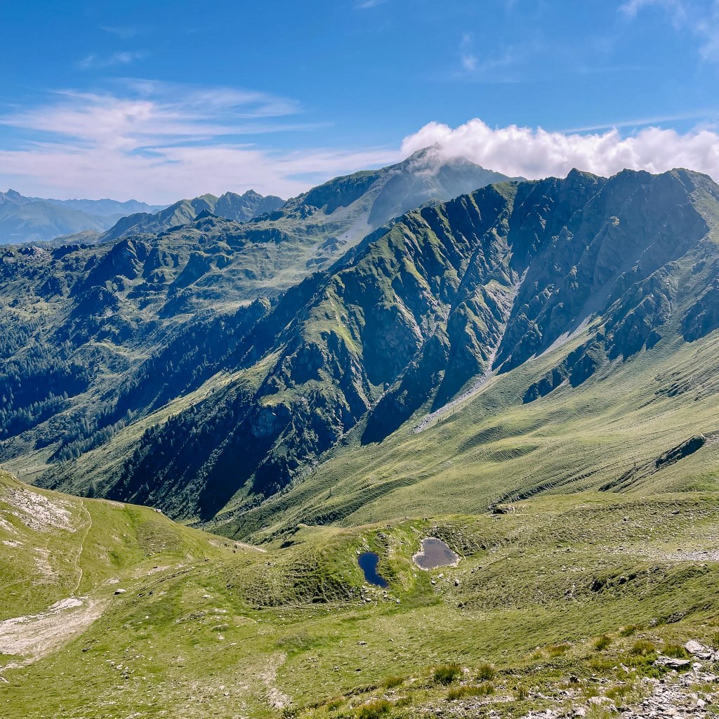 See in Herzform vor beeindruckender Bergkulisse 