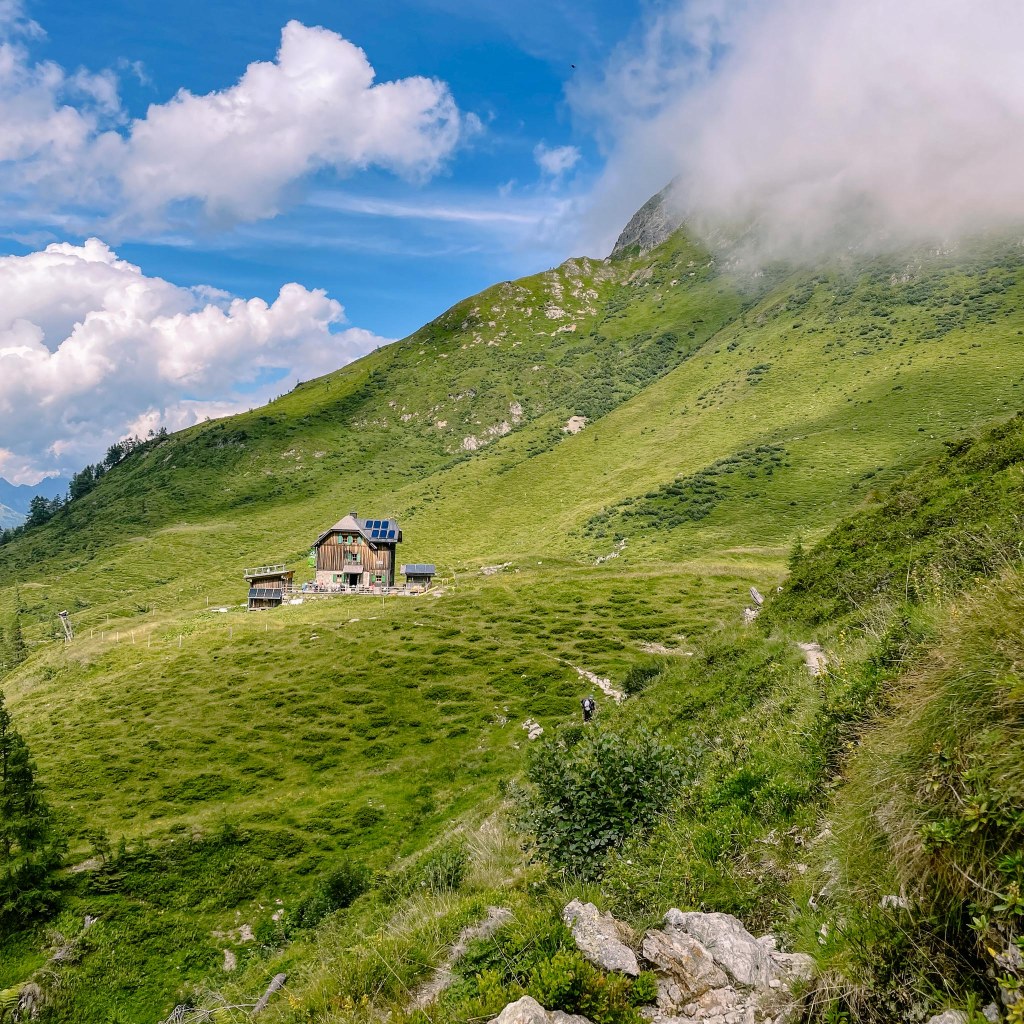 Blick auf Hochweißsteinhütte 