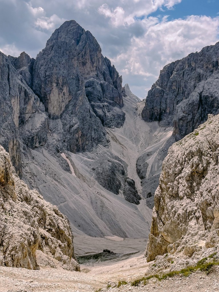 Ausblick auf den Weg für die kommende Etappe, erst runter dann auf der anderen Seite wieder hoch 