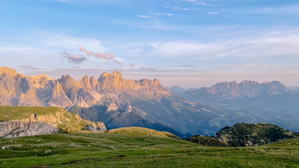 Abendstimmung in den Dolomiten, Blick auf den Rosengarten, der von der Sonne angestrahlt wird 