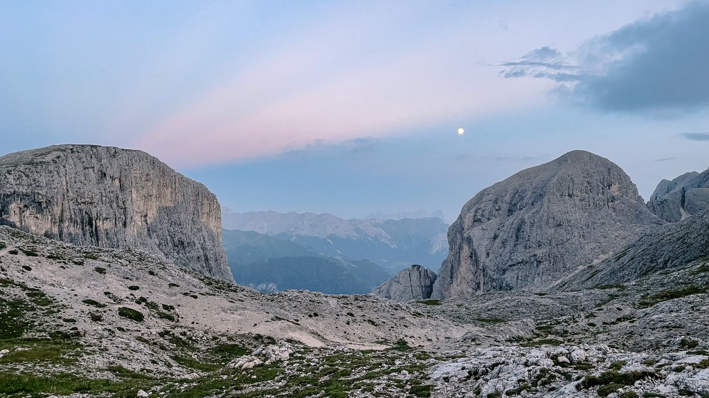 Abendstimmung am Refugio de Antermoia mit Vollmond 