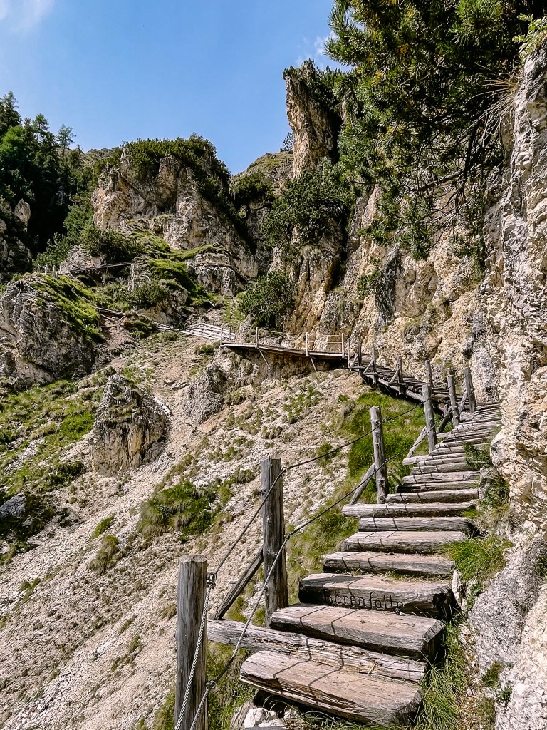 Befestigter Weg bzw. Treppe, die sogenannte Bärenfalle auf dem Weg zum Schlernhaus 