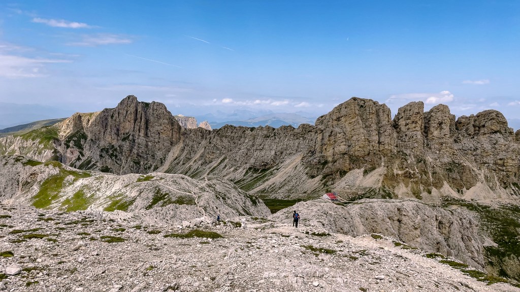 Blick von unterwegs aus auf die Tierser Alpl und das Bergmassiv im Hintergrund 
