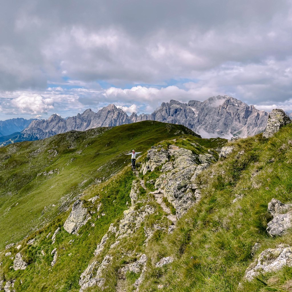 Glücklich unterwegs auf dem Karnischen Höhenweg zwischen Italien und Österreich