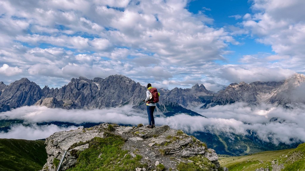 Person vor Bergkulisse 