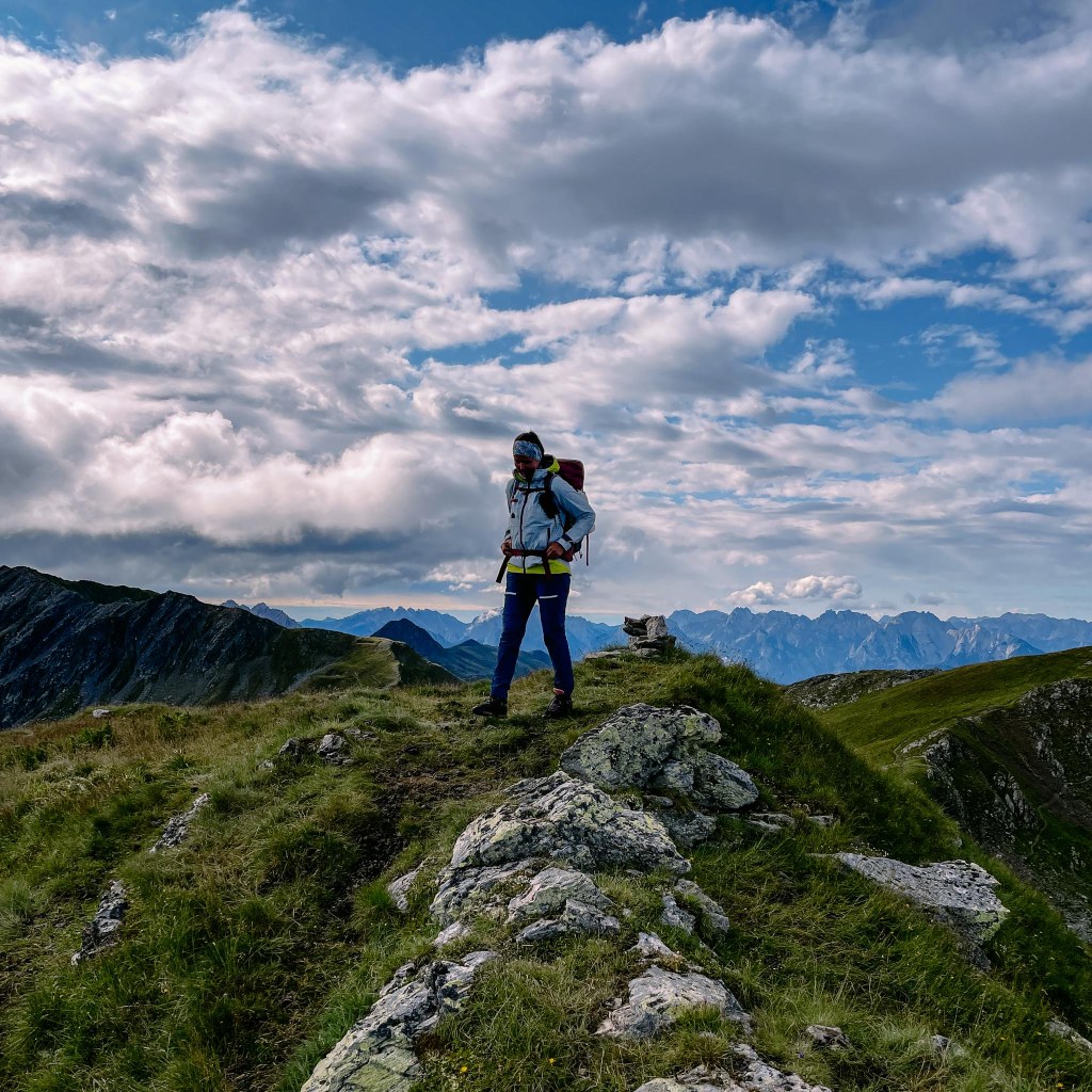 Person vor Bergkulisse 
