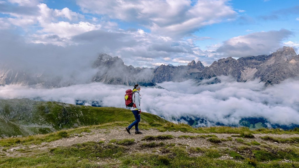 Person auf dem Karnischen Höhenweg zwischen Sillianerhütte und Obstanzerseehütte 