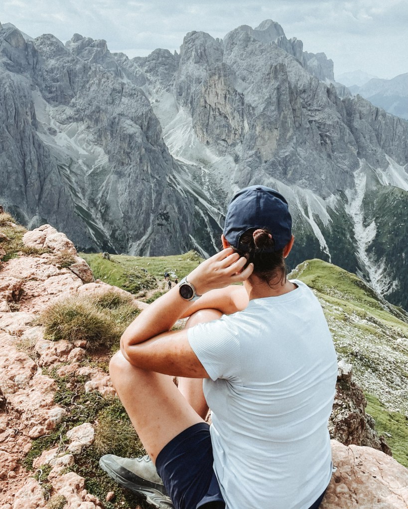Ich bei einer kurzen Pause mit Blick aufs Rosengartenmassiv 