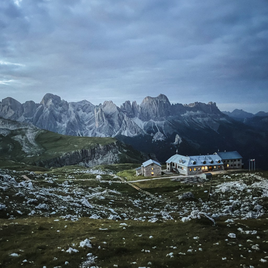 Das Schlernhaus vor dem Rosengartenmassiv in der Morgendämmerung 